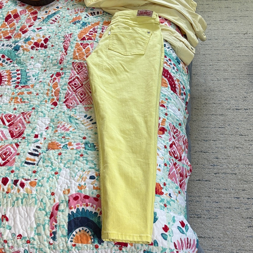 LEVI. ‼️‼️‼️‼️Bright Yellow Skinny Jeans Levi